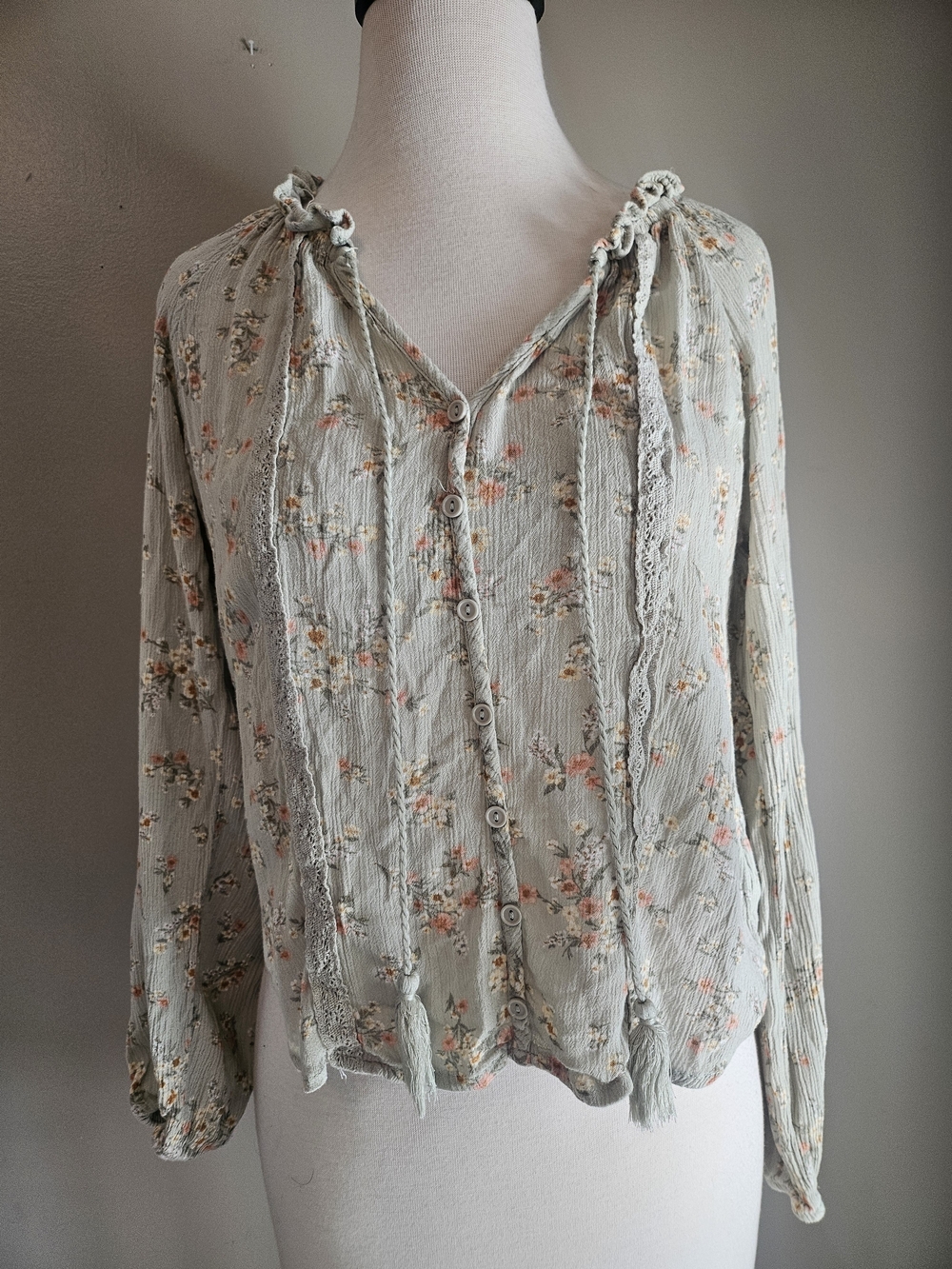 Cottagecore Peasant Style With Lace Trim And Tie Detail